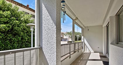 2-bedroom apartment with terrace and parking, beach 70 metres away