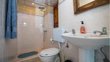 Baignoire, serviettes fournies, savon, papier toilette