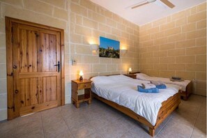 3 chambres, fer et planche à repasser, Wi-Fi, draps fournis