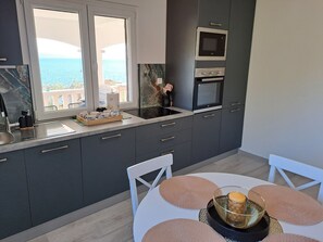 Kühlschrank, Mikrowelle, Ofen, Herdplatte