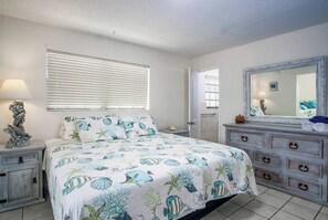 4 bedrooms, free WiFi, bed sheets - Sandy Shores and Sunsets in your own back yard 4 bed 4 bath with pool and dockage (Marathon)