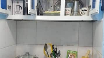 Kühlschrank, Mikrowelle, Wasserkocher mit Kaffee-/Teezubehör