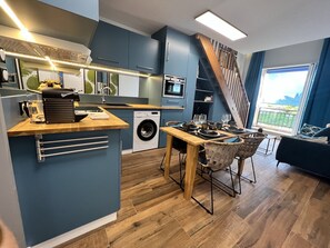 Jääkaappi, mikroaaltouuni, uuni, liesi