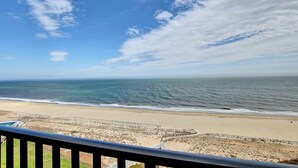 Uma praia com vista clara para o oceano e uma faixa de areia.