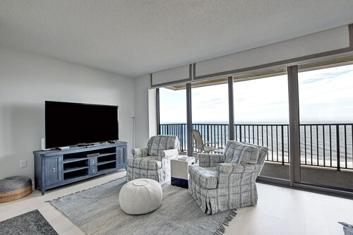 Beautiful Views in the 2 bedroom Penthouse Condo in Sea Colony East! Ocean View, Private Beach, Wifi, Fitness Center, Pools!
