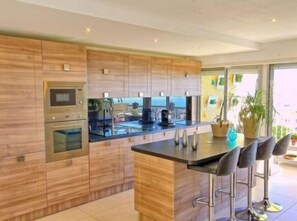 Micro-ondes, lave-vaisselle, cafetière/bouilloire