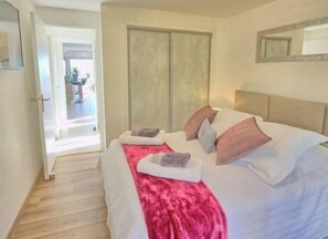 2 chambres, fer et planche à repasser, Wi-Fi, draps fournis