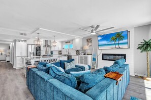 TV - ☀Beachfront Condo🌴Stunning Updates👙Heated Pool🐬Trillium 3A🏖️Beach Access (Madeira Beach)