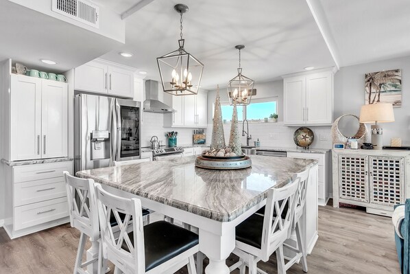 Fridge, microwave, oven, stovetop - ☀Beachfront Condo🌴Stunning Updates👙Heated Pool🐬Trillium 3A🏖️Beach Access (Madeira Beach)