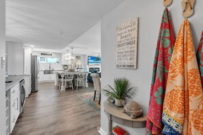 Interior - ☀Beachfront Condo🌴Stunning Updates👙Heated Pool🐬Trillium 3A🏖️Beach Access (Madeira Beach)