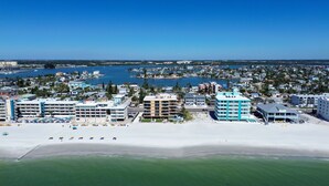 A coastal hotel with multiple buildings, a beach, and a marina. - ☀Beachfront Condo🌴Stunning Updates👙Heated Pool🐬Trillium 3A🏖️Beach Access (Madeira Beach)