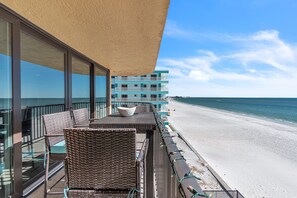 Outdoor dining - ☀Beachfront Condo🌴Stunning Updates👙Heated Pool🐬Trillium 3A🏖️Beach Access (Madeira Beach)