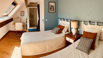 3 Schlafzimmer, Schreibtisch, Bügeleisen/Bügelbrett, Reisekinderbett