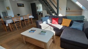 Un salon moderne avec un canapé, une table basse et une table à manger.