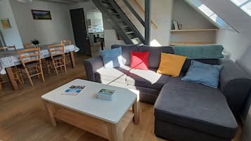 Télévision, livres, chaîne hi-fi