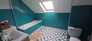 Baignoire, sèche-cheveux, savon