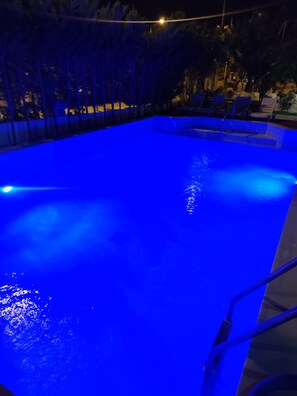 Una piscina illuminata con una luce blu.