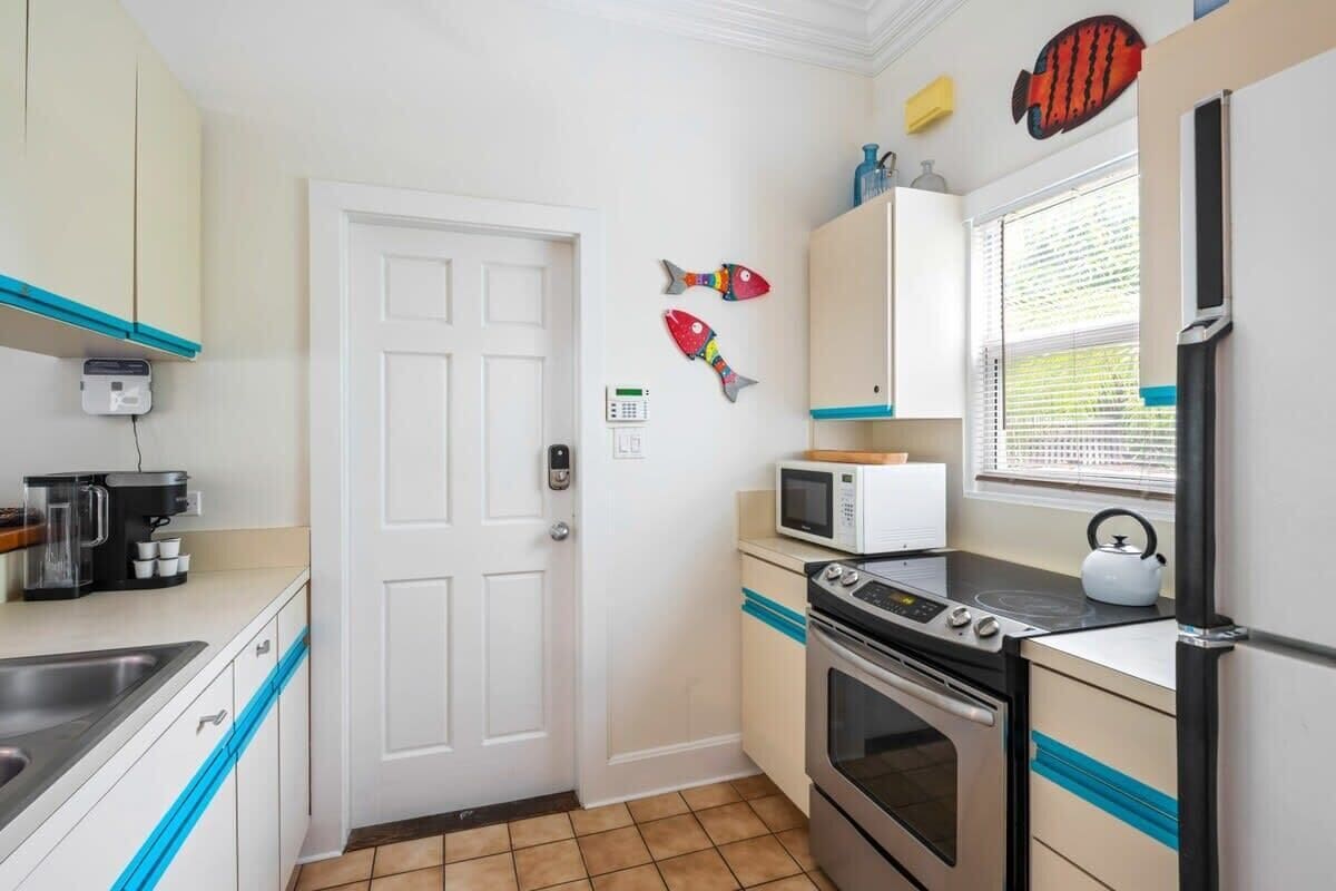 Coffee/tea maker, fridge, microwave, oven