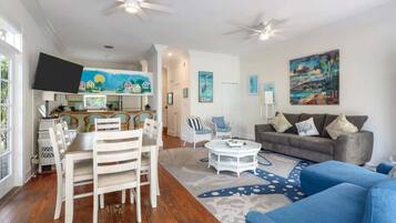 Een televisie, boeken en een kantoor