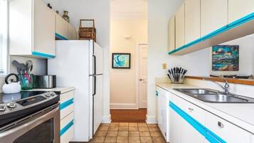 Frigorifero, microonde, forno, piano cottura