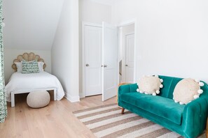 6 bedrooms, iron/ironing board, free WiFi, bed sheets