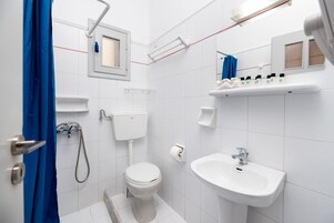 Habitación cuádruple | Baño | Ducha y toallas
