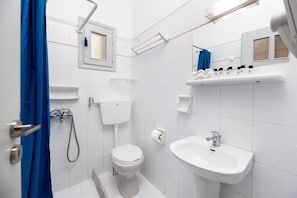 Quadruple Room | Bathroom