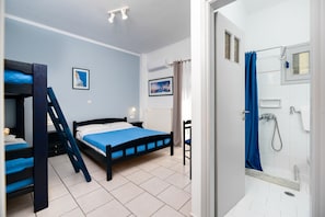 Chambre Quadruple | Salle de bain | Douche, chaussons, serviettes fournies, papier toilette