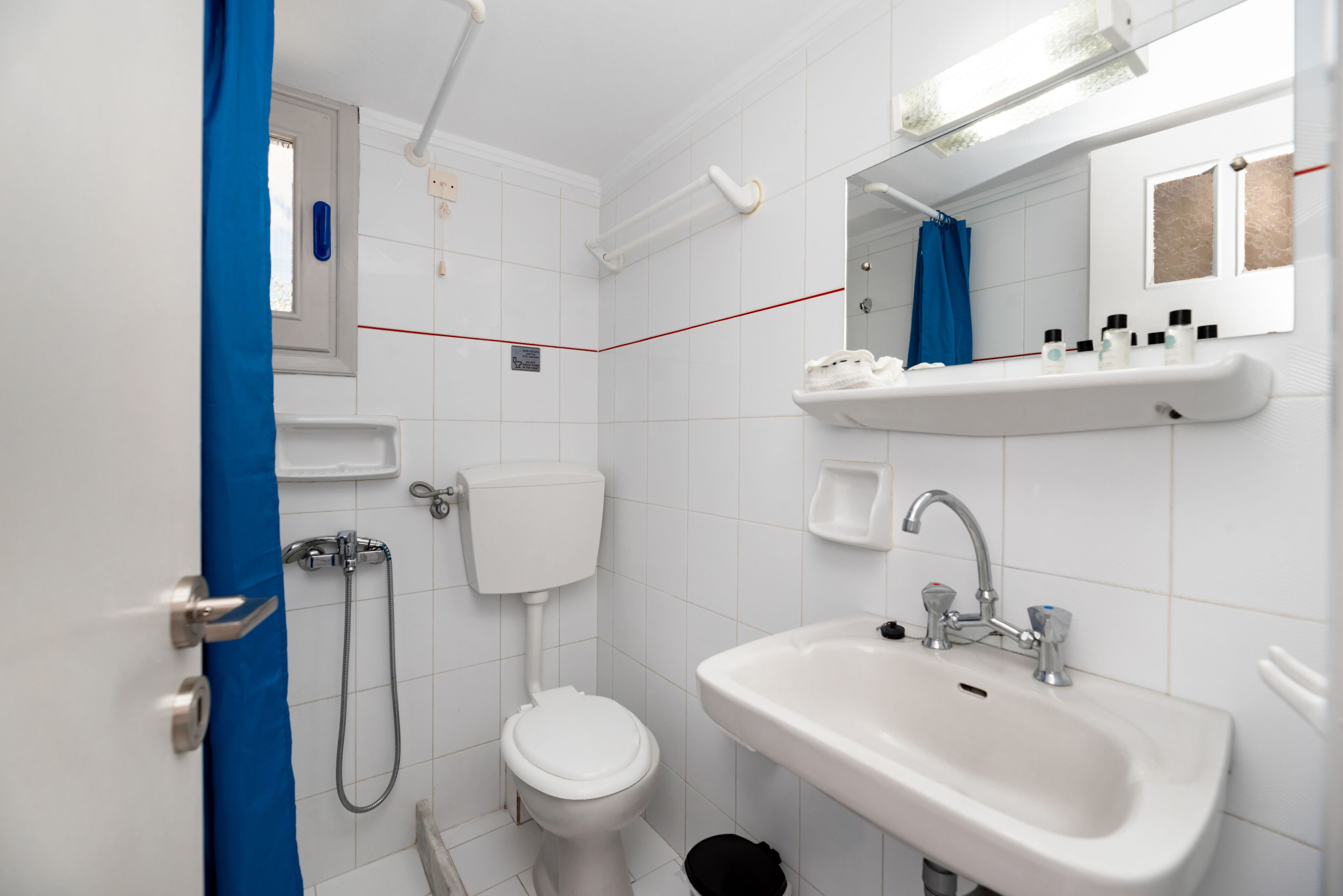 Ein Badezimmer mit Toilette, Waschbecken und Dusche.