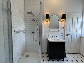 Shower, hair dryer, towels, soap - Stylish vacation apartment Magnolie Ostseebad Kühlungsborn (Ostseebad Kühlungsborn)