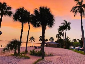 Ranta lähistöllä, aurinkotuoleja, rantapyyhkeitä