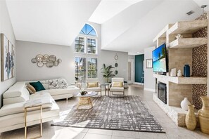 Älytelevisio, takka, DVD-soitin, kirjoja