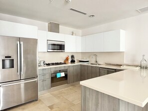 Refrigerador, microondas, horno y parrilla de estufa 