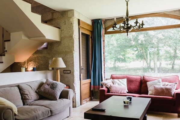 Smart-TV, peis, bordtennis og bøker