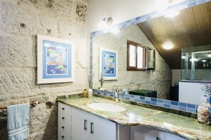 Chuveiro, secador de cabelo, bidê, toalhas de banho