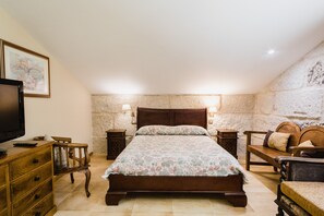 4 quartos, escrivaninha, ferros/tábuas de passar roupa