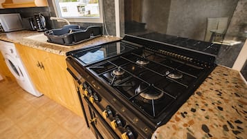 Chalet | Private kitchen | Fridge, microwave, oven, stovetop