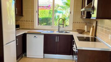 Een koelkast, een magnetron, een oven, een kookplaat