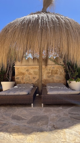 Charming vacation home for 4 people / Wifi / BBQ / large pool area