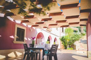 Outdoor dining - Flora apartment, in Casale Santuzza, with swimming pool (SIRACUSA)