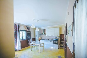 Fridge, microwave, oven, stovetop - Flora apartment, in Casale Santuzza, with swimming pool (SIRACUSA)