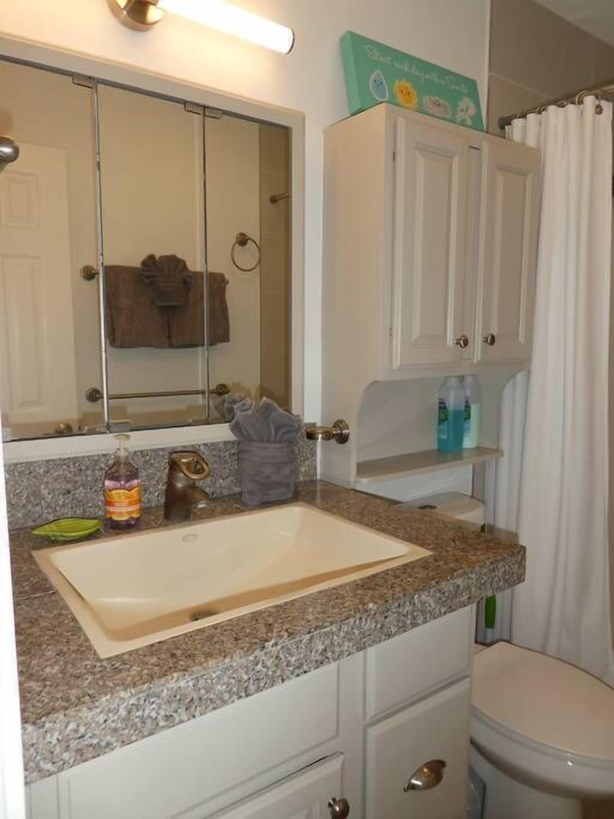 Combined shower/tub, towels