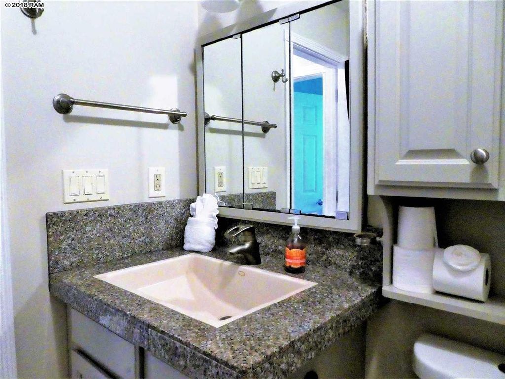 Combined shower/tub, towels