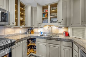 Cafetera y tetera, refrigerador, microondas y horno