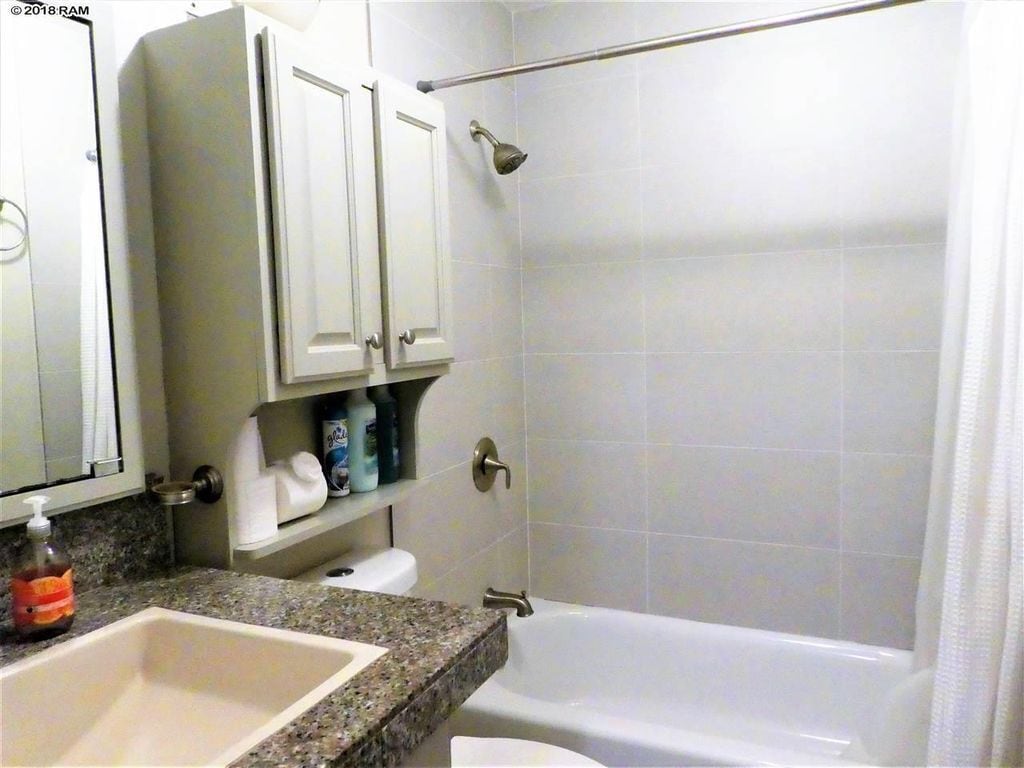 Combined shower/tub, towels