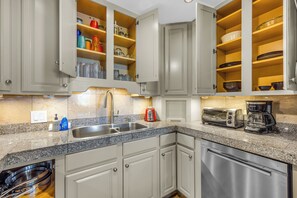 Cafetera y tetera, refrigerador, microondas y horno