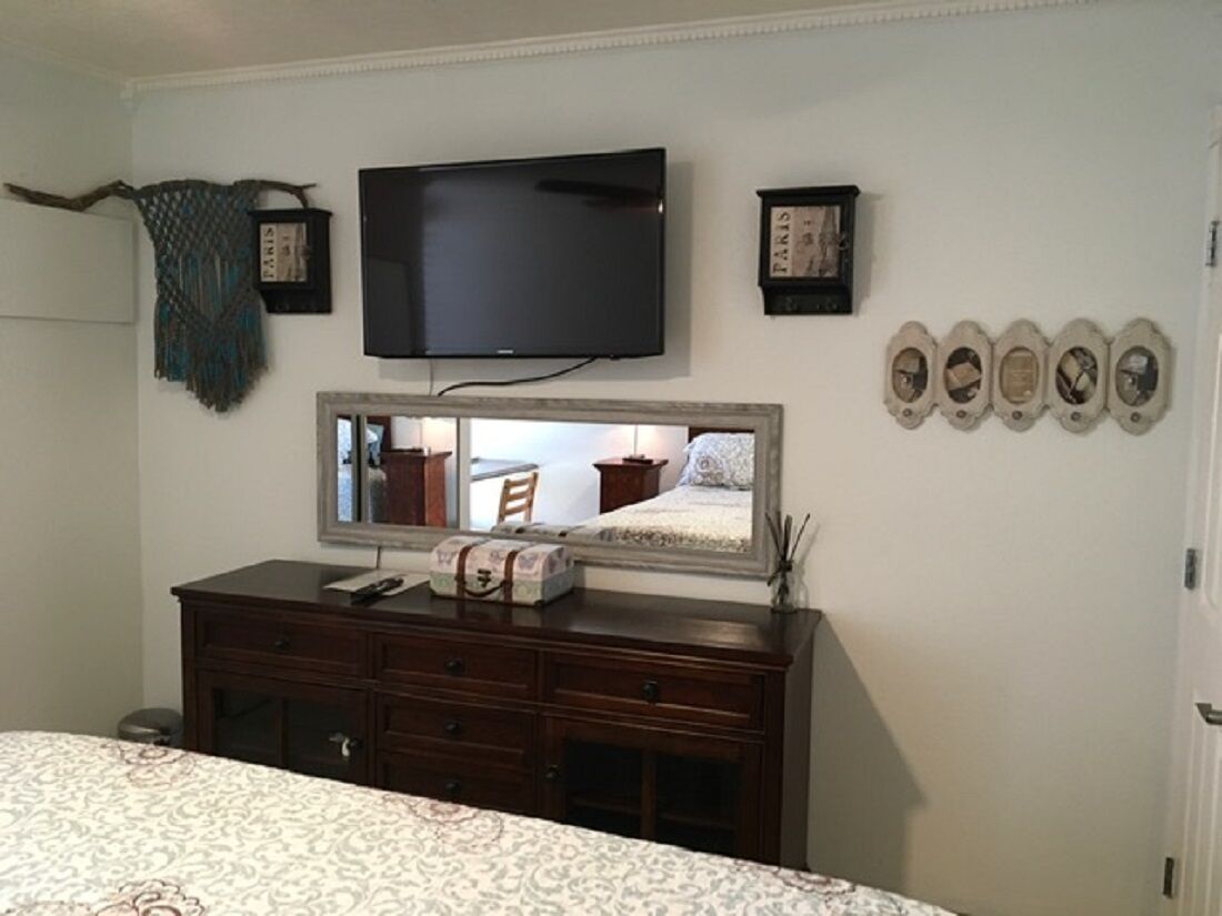 2 bedrooms, iron/ironing board, travel crib, free WiFi