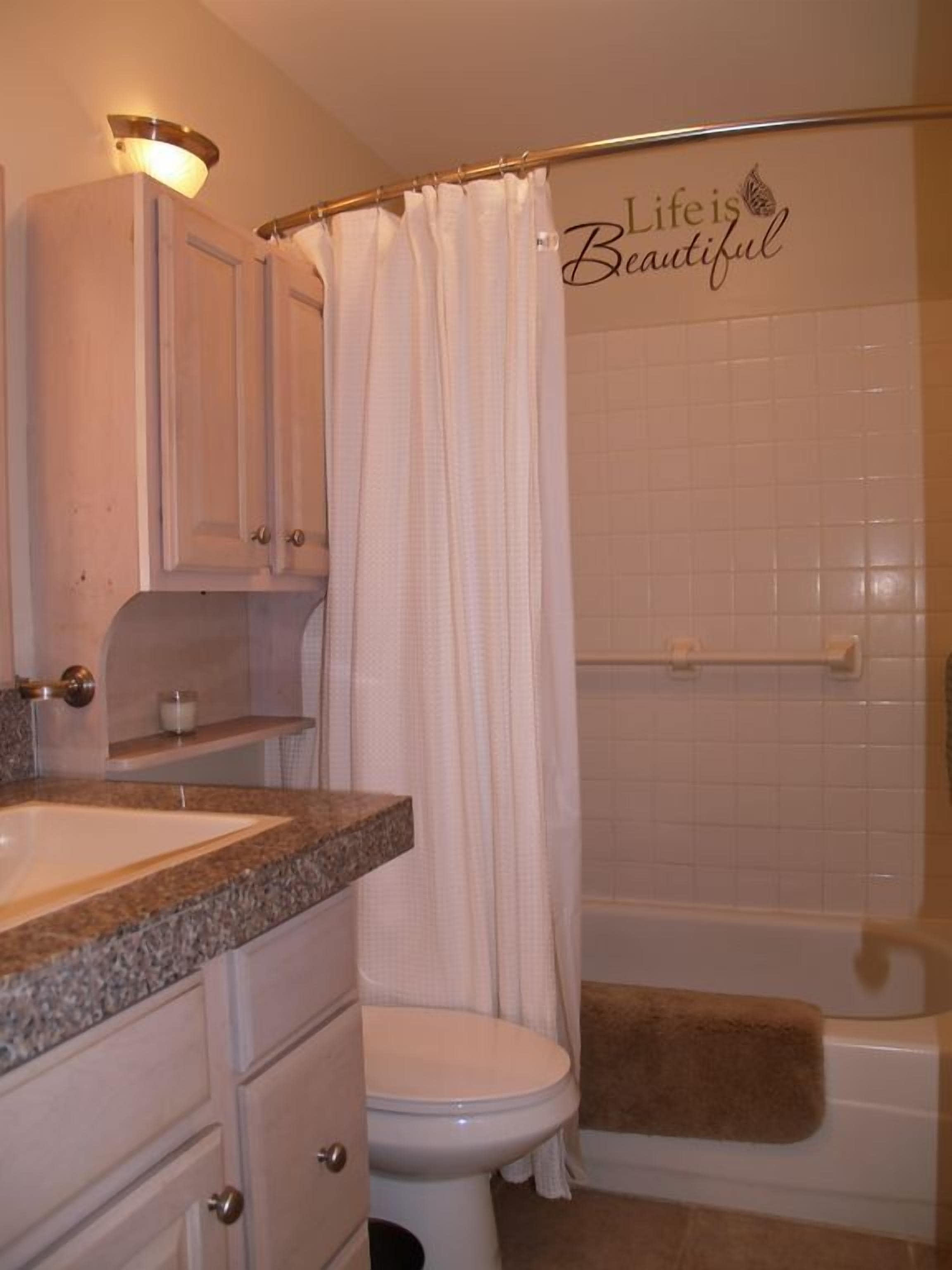 Combined shower/tub, towels