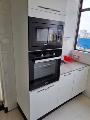 Kjøleskap, mikrobølgeovn, oppvaskmaskin og kaffetrakter/tekoker