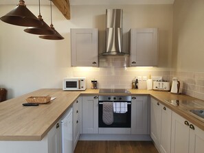 Fridge, microwave, oven, stovetop - Rural hideaway but only 5 minutes from the centre of Cheltenham (Cheltenham, Glos.)